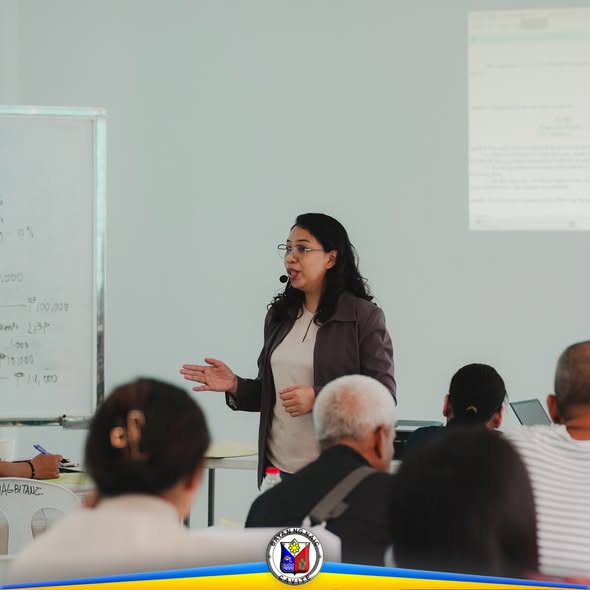 Seminar sa accounting para sa mga opisyal ng kooperatiba, nagsasalita ang tagapagsanay sa harap ng whiteboard