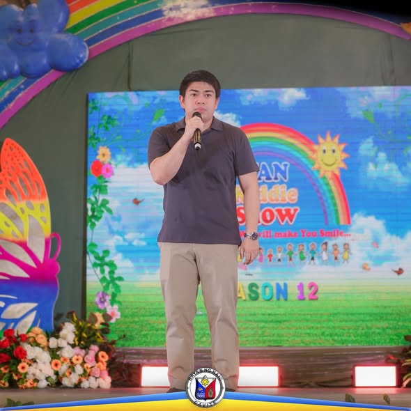 Tagapagsalita na may hawak na mikropono sa entablado ng Yan Kiddie Show Season 12 sa Naic
