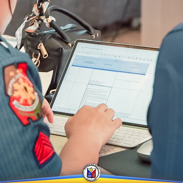 Kalahok na nagtuturo sa laptop na may form habang nagsasanay sa POPS Training sa Naic