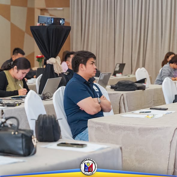 Mga kalahok sa 3 Day POPS Training habang nakikinig at nanonood sa projector sa function room
