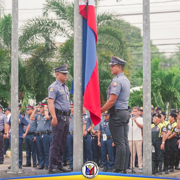Flag raising ceremony sa Naic, may mga naka-uniporme habang itinataas ang watawat ng Pilipinas
