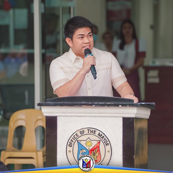 Nagsasalita sa podium na may seal ng Office of the Mayor sa flag raising ceremony sa Naic, Cavite