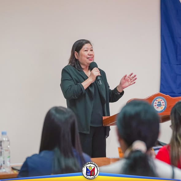 Babaeng nagsasalita sa mikropono sa harap ng audience habang nagpapaliwanag sa paglulunsad ng Milk Feeding Program