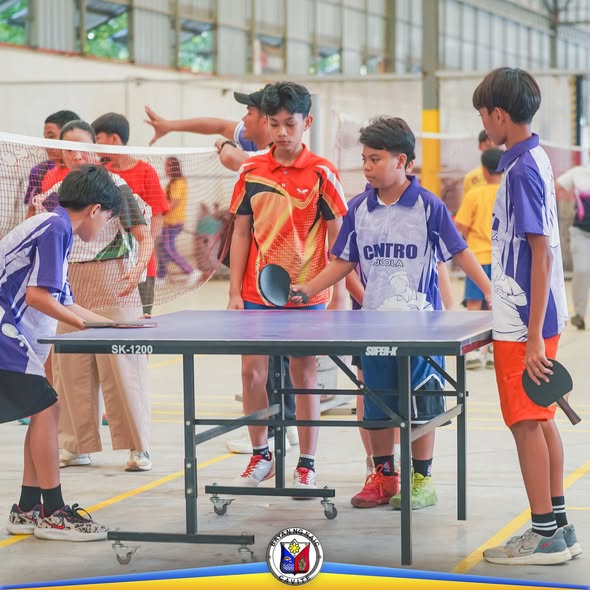 Mga batang manlalaro ng table tennis sa Hataw Naicqueño 2025 Municipal Meet sa loob ng gymnasium
