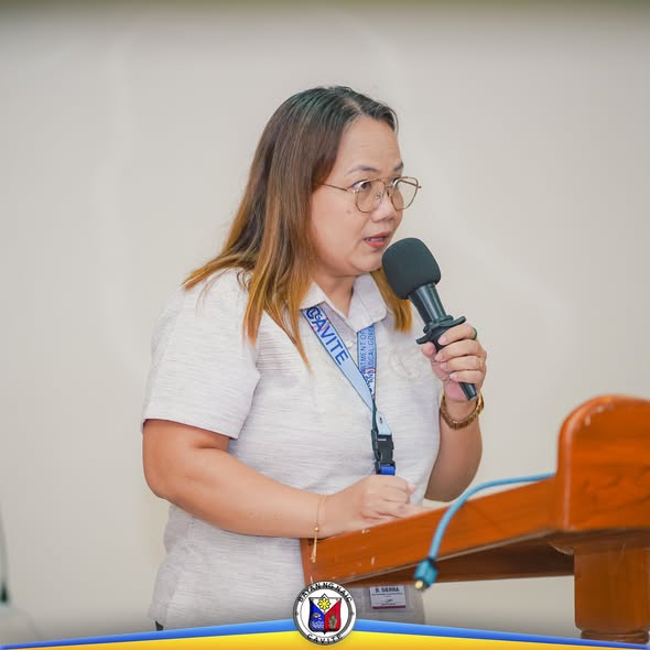 Isang opisyal na nagsasalita sa mikropono sa podium habang nagpupulong tungkol sa Annual Investment Program ng Naic