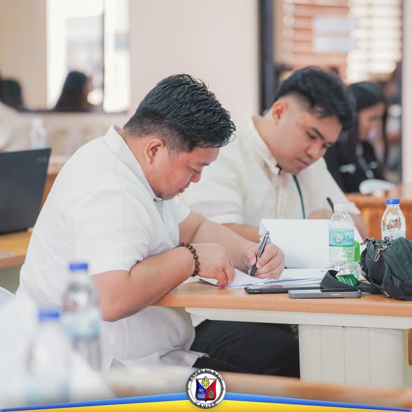 Mga kalalakihan na nagsusulat sa papel habang nakaupo sa mesa sa loob ng opisina