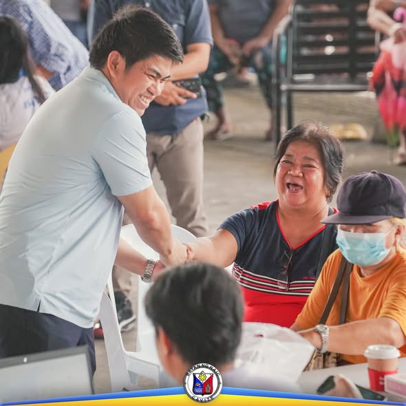 Mga tao habang nagkakamayan at nag-uusap sa Fisherfolk Fuel Subsidy sa Naic Town Plaza