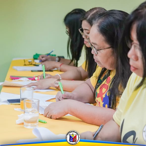 Mga BNS na nagsusulat habang nasa training sa Naic, Cavite