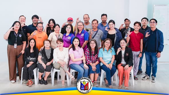 Grupo ng mga kalahok sa Financial Management Seminar para sa mga kooperatiba sa Naic, nagpose sa group photo