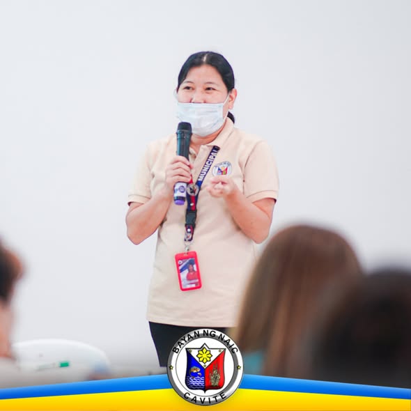 Tagapagsalita habang nagsasalita sa mikropono sa Financial Management Seminar para sa mga kooperatiba sa Naic