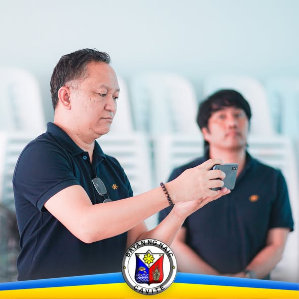 Lalaking kumukuha ng larawan gamit ang cellphone sa seminar, may isa pang lalaki sa likod, Bayan ng Naic