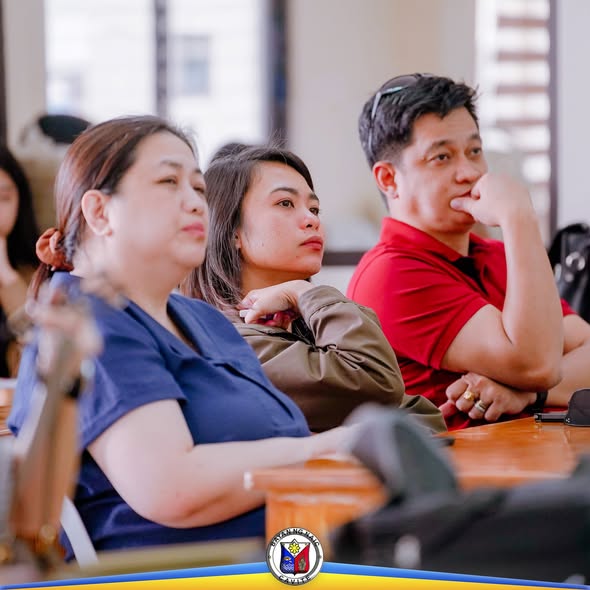 Mga dumalo sa pulong ng Joint MSWM Board at Manila Bay Team na nakikinig sa loob ng silid-pulungan