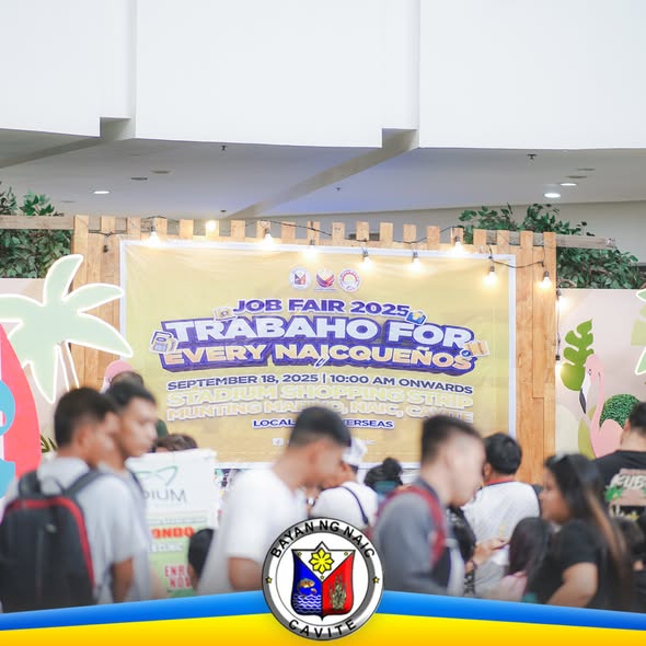 Mga aplikante sa Job Fair 2025 Trabaho for Every Naicqueño sa harap ng banner, Setyembre 18, 2025, Naic
