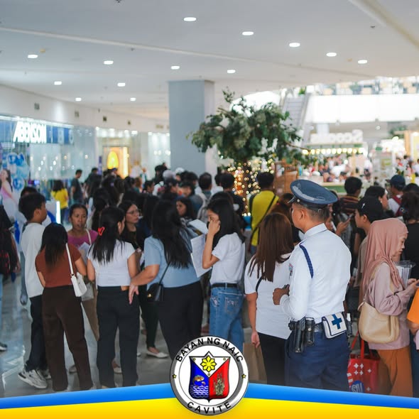Mga aplikante at tauhan ng seguridad sa loob ng job fair sa Naic, Cavite, nagkukumpulan sa mall atrium