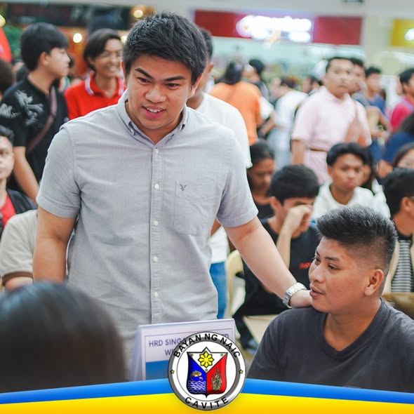 Mga aplikante at kawani sa Job Fair Trabaho for Every Naicqueño 2025 sa loob ng mall