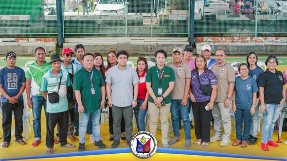 Grupo ng mga kalahok at opisyal na nagpose sa covered court sa Palangue 3 para sa Zero Waste assessment