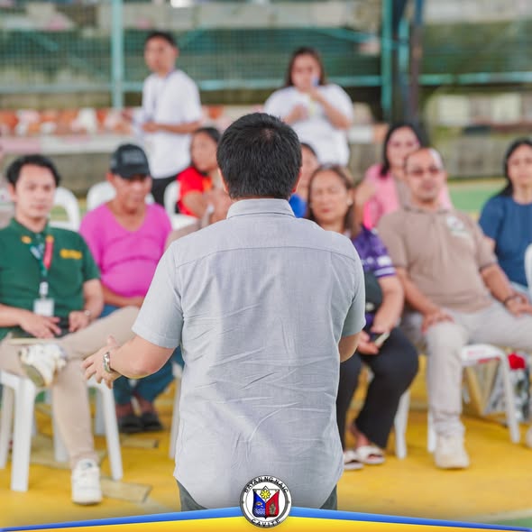 Nagsasalita ang isang lalaki sa harap ng mga dumalo sa pagpupulong ng Zero Waste sa covered court