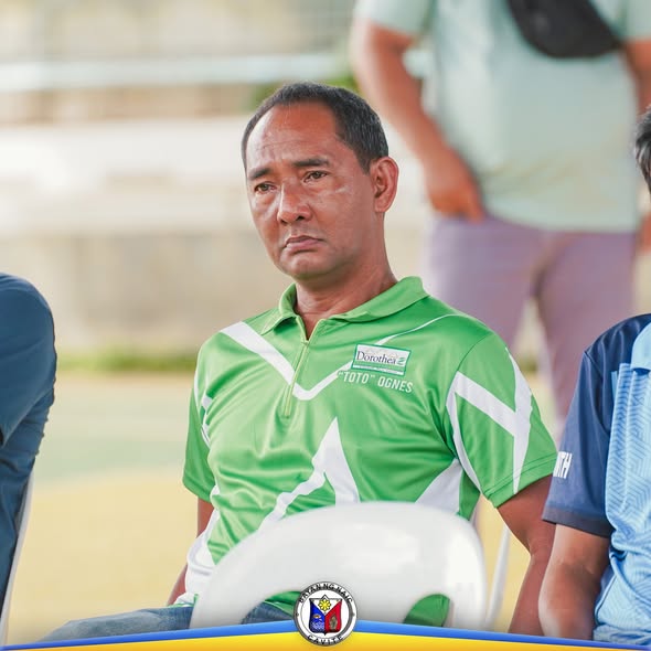 Lalaking naka-berdeng polo habang nakaupo sa pulong ng Zero Waste sa Palangue 3 Covered Court