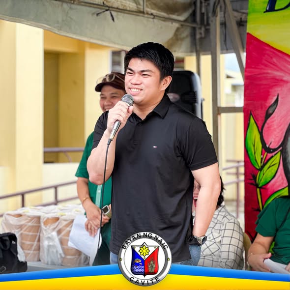 Lalaking nagsasalita sa mikropono sa Bakuna Eskwela sa Malainen Bago Integrated School, Naic
