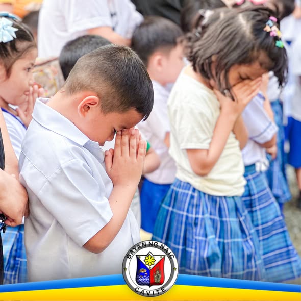 Mga batang estudyante na nagdarasal nang nakayuko habang may Bakuna Eskwela program sa Malainen Bago