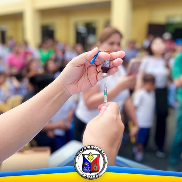 Nagbabakuna ng mga estudyante sa Bakuna Eskwela sa Malainen Bago Integrated School, Naic