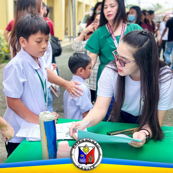 Mga mag-aaral at kawani habang nag-aasikaso ng papeles sa Bakuna Eskwela sa Malainen Bago Integrated School