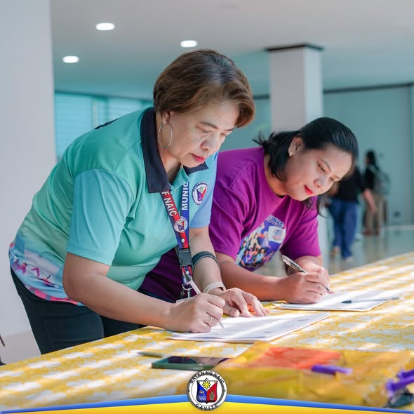 Mga kalahok na pumipirma ng dokumento sa mahabang mesa sa Third Quarter MAC Meeting, Naic