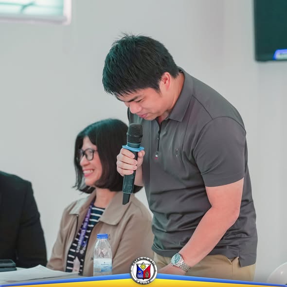 Lalaking nagsasalita gamit ang mikropono sa pulong ng MPOC at MADAC sa Sabang