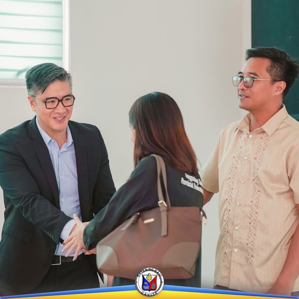 Mga opisyal at panauhin na nagkakamayan sa pulong ng MPOC at MADAC sa Sabang, Naic