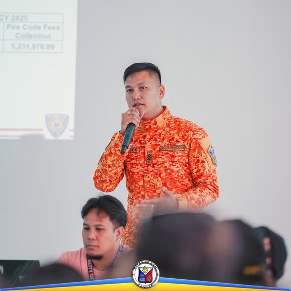 Litrato: Isang opisyal na nagsasalita sa mikropono sa pulong ng MPOC at MADAC sa Sabang, Naic