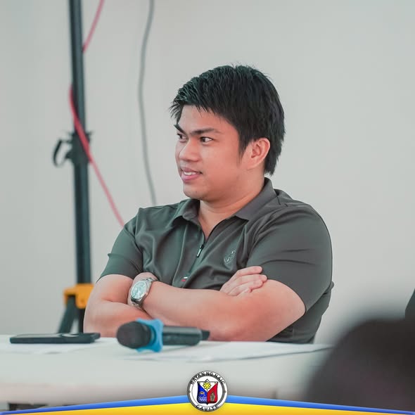 Lalaking naka-polo habang nakikinig sa pulong ng MPOC at MADAC sa Sabang