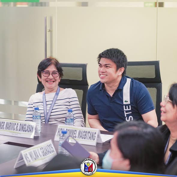 Mga kalahok sa pagpupulong habang nakangiti sa mesa ng kasunduan ng EPAHP sa Naic