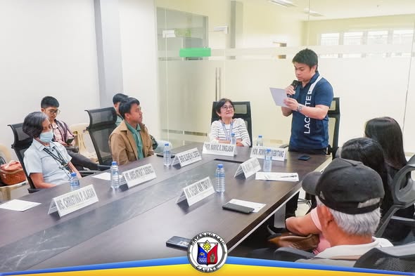 Lalaking nagsasalita sa harap ng mga kalahok sa pagpupulong para sa kasunduan ng EPAHP sa conference room