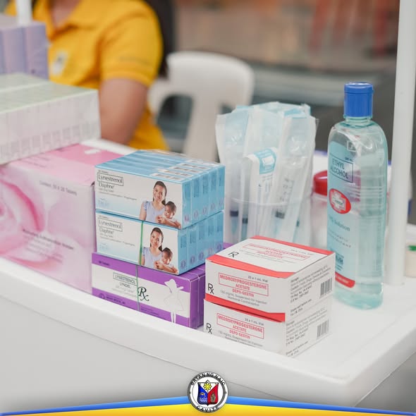 Mga gamot at supplies sa mesa sa Buntis Congress 2025, Stadium Shopping Strip, Naic