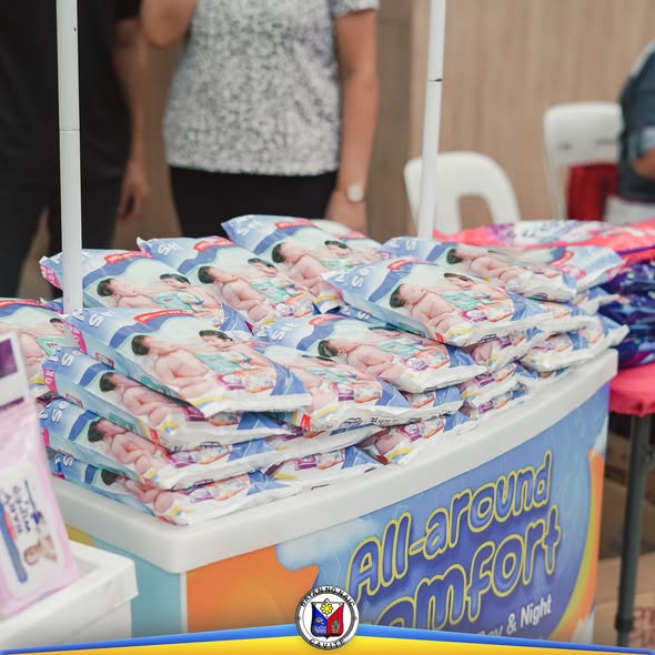 Mga pakete ng diaper na nakalatag sa mesa para sa mga buntis sa Buntis Congress 2025, Naic, Cavite