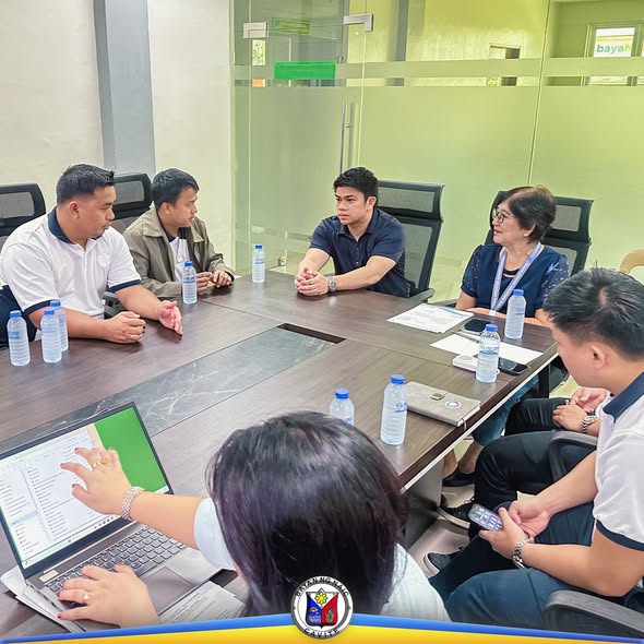 Mga kalahok sa quarterly meeting ng LFMRNP Committee at TWG habang nag-uusap sa conference table sa Naic