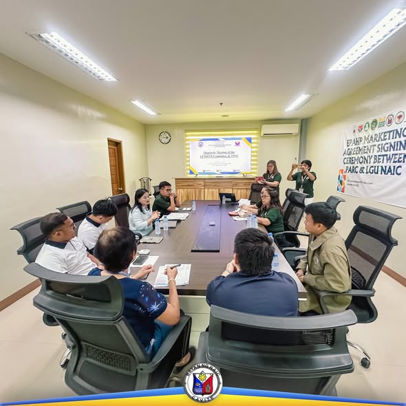 Mga kalahok sa Quarterly Meeting ng LFMRNP Committee at TWG na nakaupo sa paligid ng mesa sa conference hall