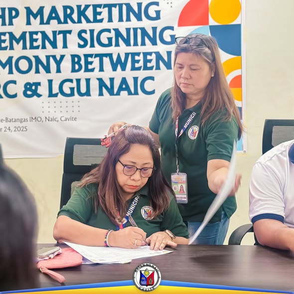 Pagpirma ng dokumento sa seremonya ng MHP Marketing Agreement sa NIA Cavite-Batangas Office, Naic