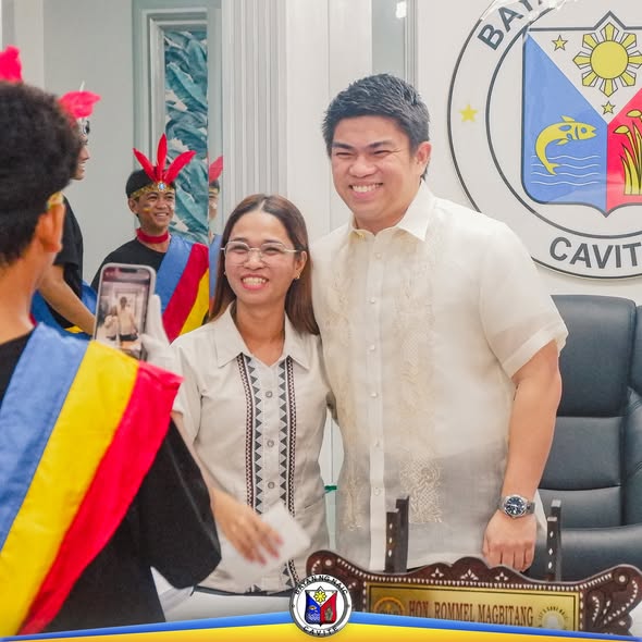 Mga opisyal at bisita na nagpapakuha ng larawan sa loob ng opisina ng Bayan ng Naic