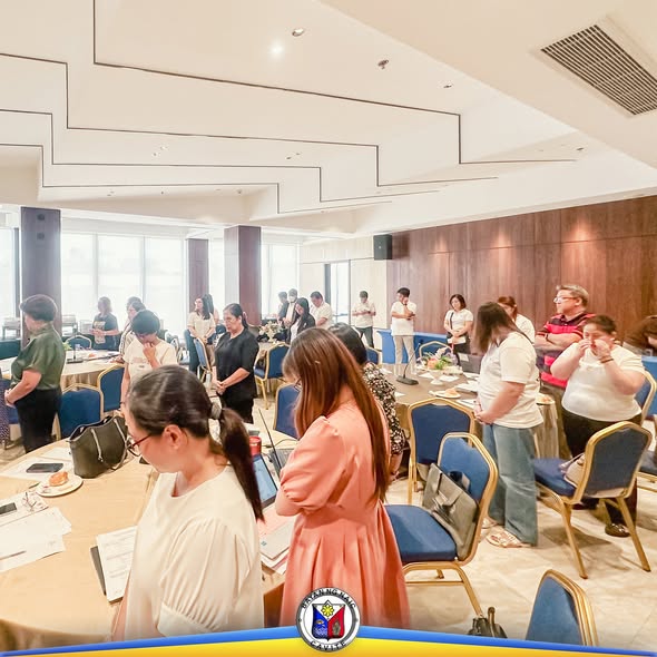 Mga kalahok sa Comprehensive Development Planning Workshop na nakatayo at nakaupo sa function room ng Naic