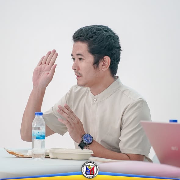 Lalaking nagsasalita habang nagpapaliwanag sa Local Health Board Meeting sa Sabang, Naic