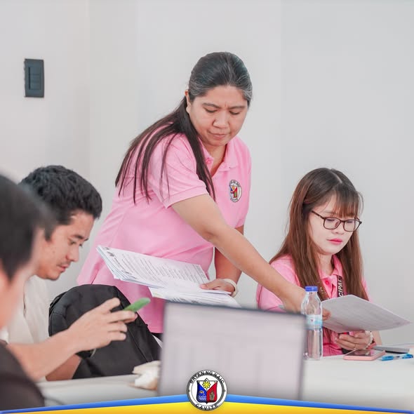 Mga kalahok sa Local Health Board Meeting sa Sabang, Naic habang tumitingin ng mga papeles