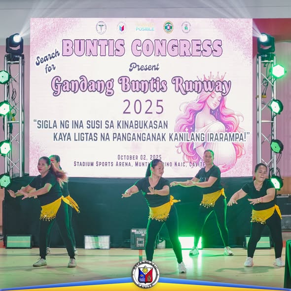 Mga kalahok sa Gandang Buntis Runway habang sumasayaw sa Stadium Sports Arena, Naic, Cavite