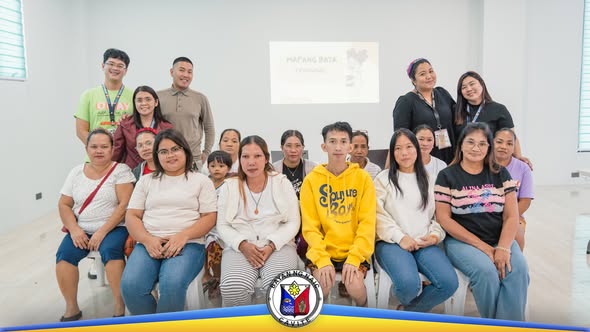 Grupo ng mga magulang at kalahok sa Mapangbata Training sa isang silid-pulungan sa Naic