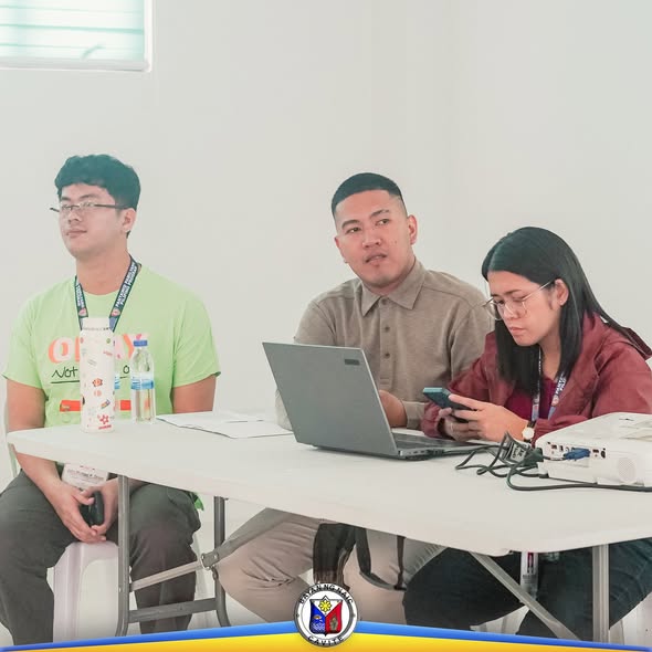 Mga kalahok at tagapag-ayos ng Mapangbata Training habang nakaupo sa mesa na may laptop at projector