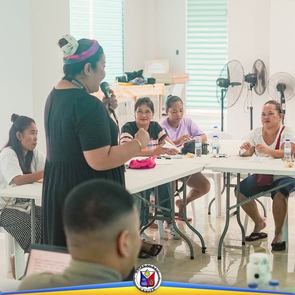 Tagapagsalita habang nagsasalita sa mikropono sa harap ng mga magulang sa Mapangbata Training sa loob ng silid