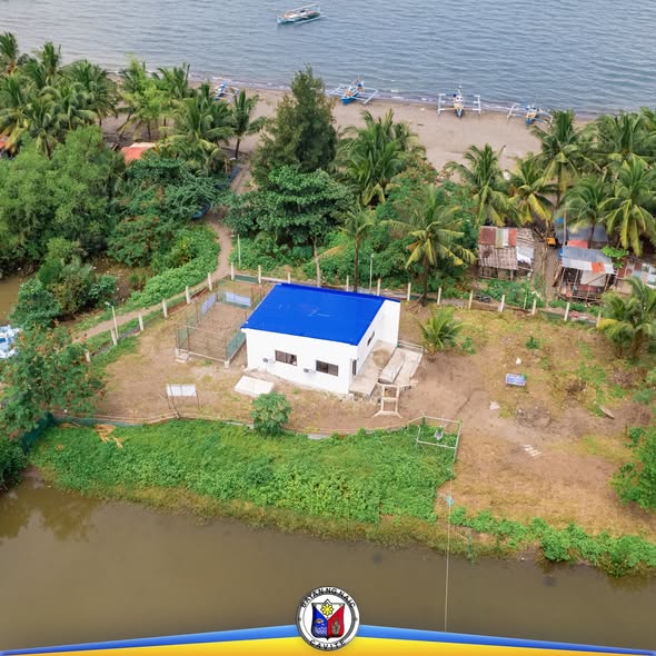 Litrato: Bagong pawikan hatchery na may asul na bubong sa baybayin ng Naic, kuha mula sa itaas