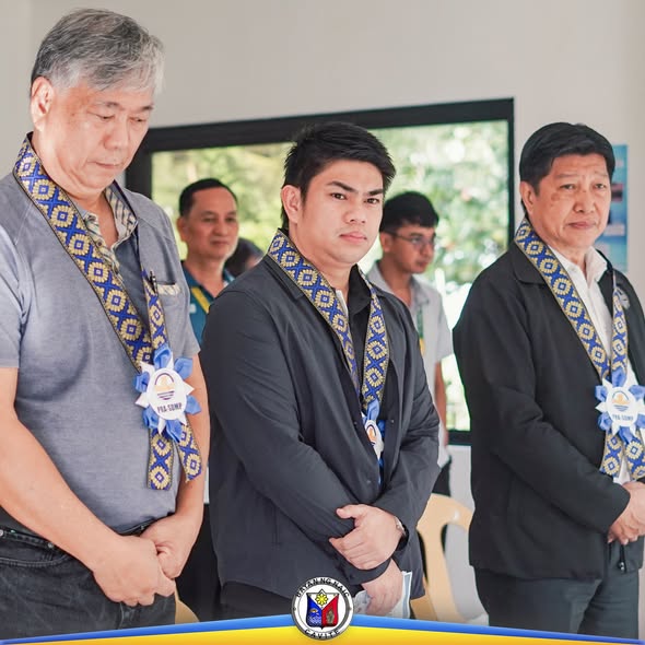 Mga opisyal na nakatayo at nakasuot ng lanyard habang dumadalo sa pagpapasinaya ng Pawikan Hatchery sa Naic