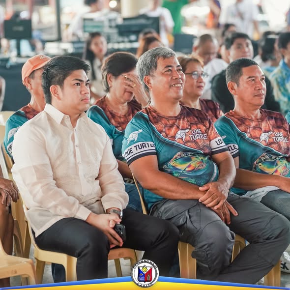 Mga manonood na nakaupo habang nanonood ng programa sa Tourism Month Celebration sa Naic Town Plaza