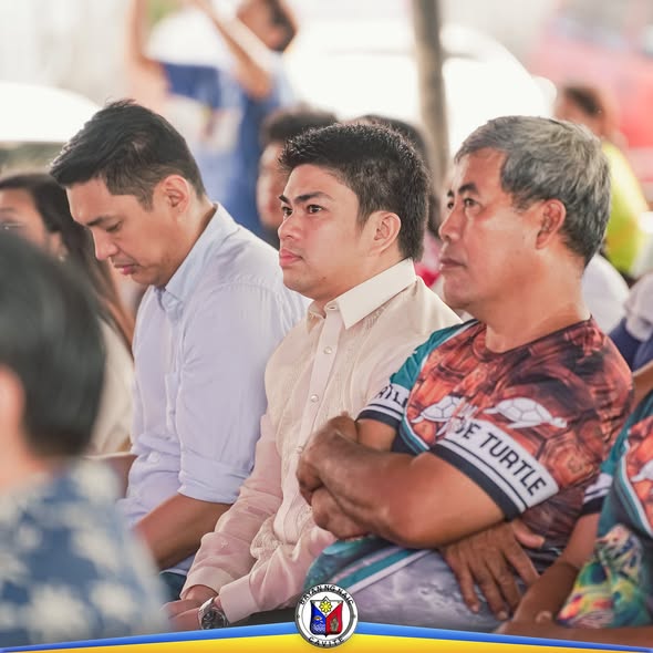 Mga dumalo na nanonood ng pagdiriwang ng Tourism Month sa Naic Town Plaza